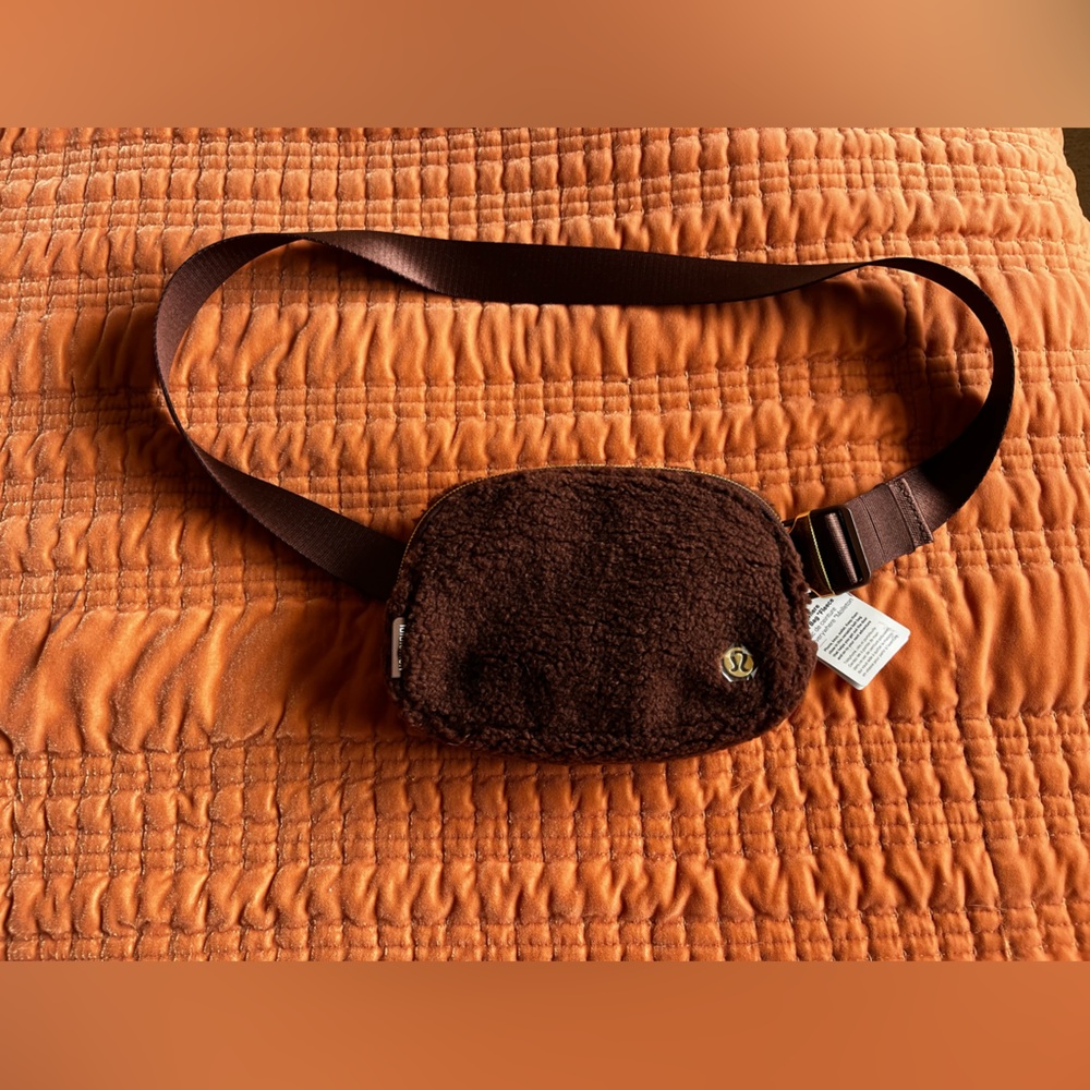 🌴 Lululemon Athletica Chocolate Fleece Bag MAKE AN OFFER!
